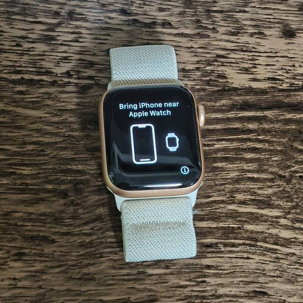Apple Watch SE 1st Gen Rose Gold w/ charging dock and bands